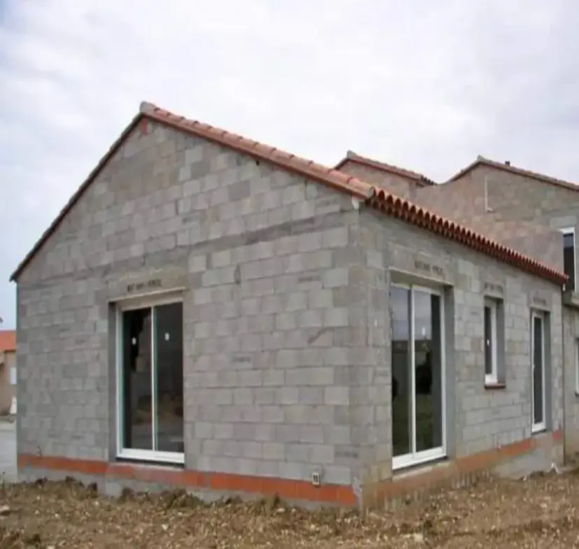 Construction d'une extension en parpaing par CRD Probat avec grandes baies vitrées et toiture en tuiles
