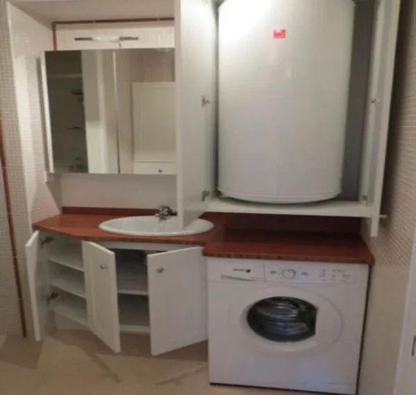 Réalisations travaux Paris - Aménagement complet salle d'eau avec meuble vasque, ballon d'eau chaude et lave-linge intégré par CRD Pro Bat