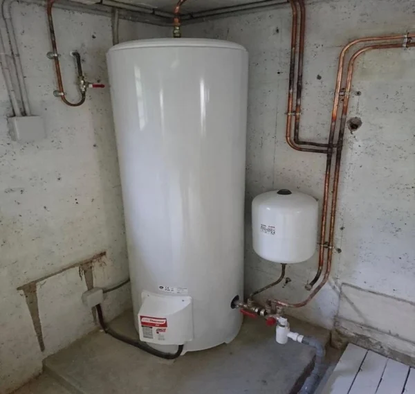 Réalisations travaux Paris - Installation ballon d'eau chaude avec vase d'expansion et raccordement cuivre par CRD Pro Bat