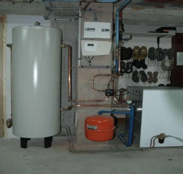 Réalisations travaux Paris - Installation chaufferie avec ballon d'eau chaude, tableau électrique et vase d'expansion par CRD Pro Bat