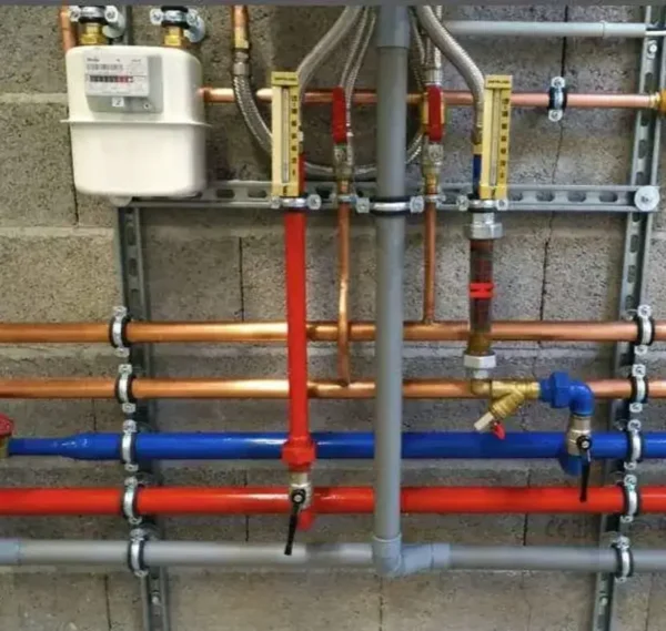 Réalisations travaux Paris - Installation complexe de plomberie avec circuits eau chaude/froide et compteur par CRD Pro Bat