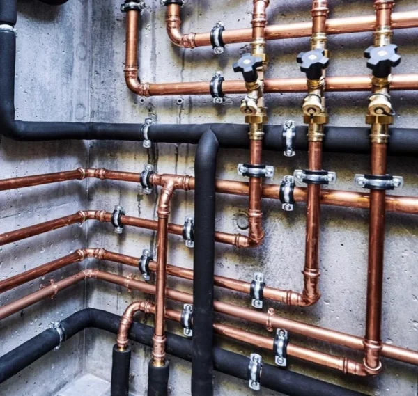 Réalisations travaux Paris - Installation professionnelle de tuyauterie cuivre avec vannes et isolation par CRD Pro Bat