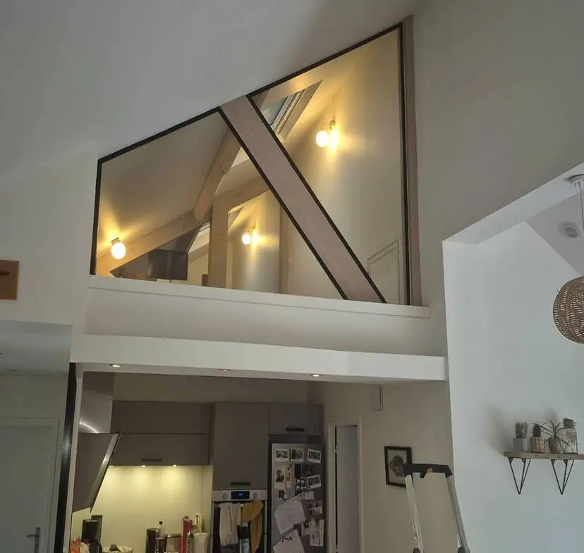 Verrière atelier style industriel sur mezzanine réalisée par CRD Probat avec éclairage intégré et poutres apparentes