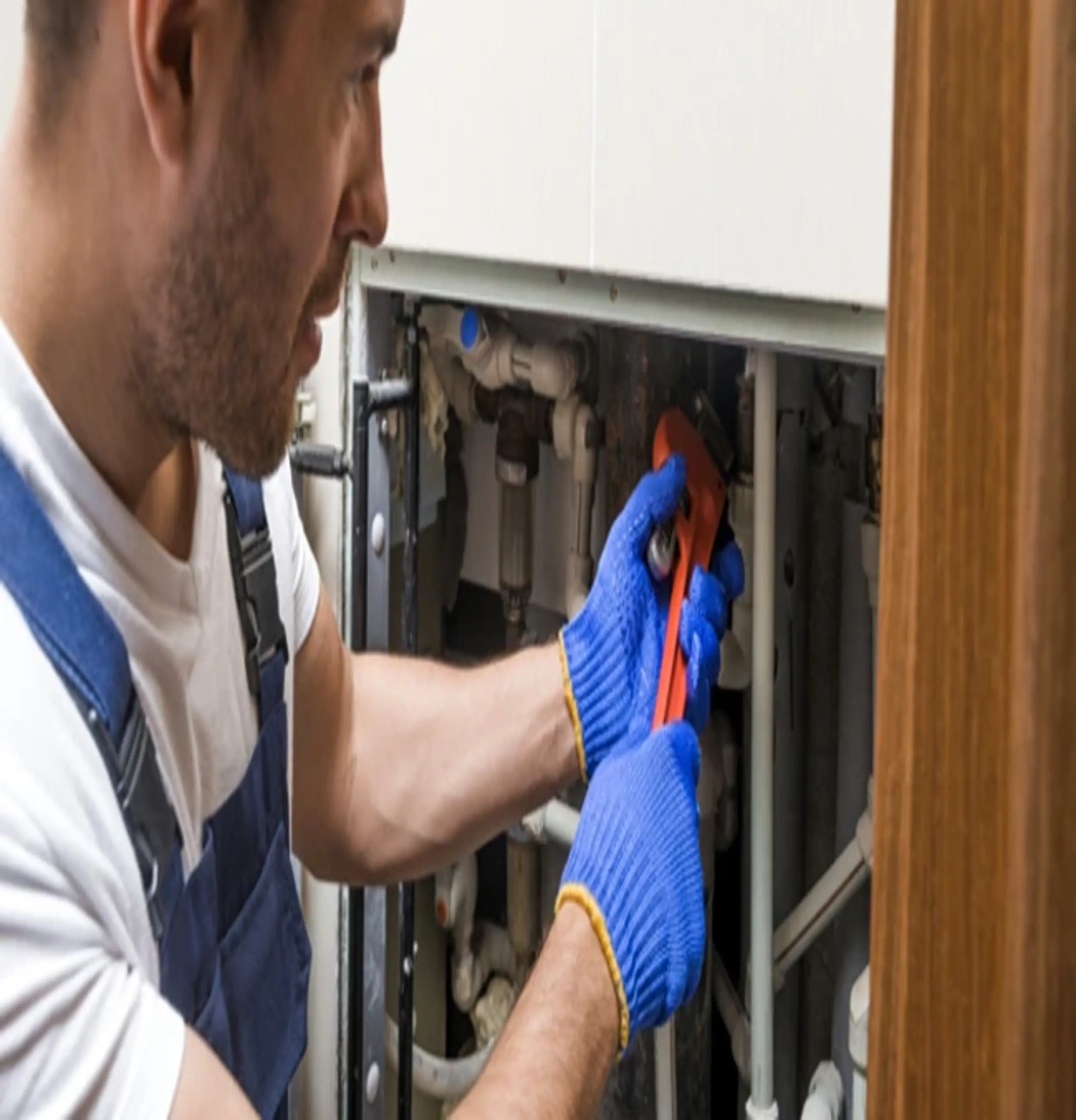 Dépannage urgence 24h/24 - Technicien CRD Pro Bat en intervention sur système de plomberie